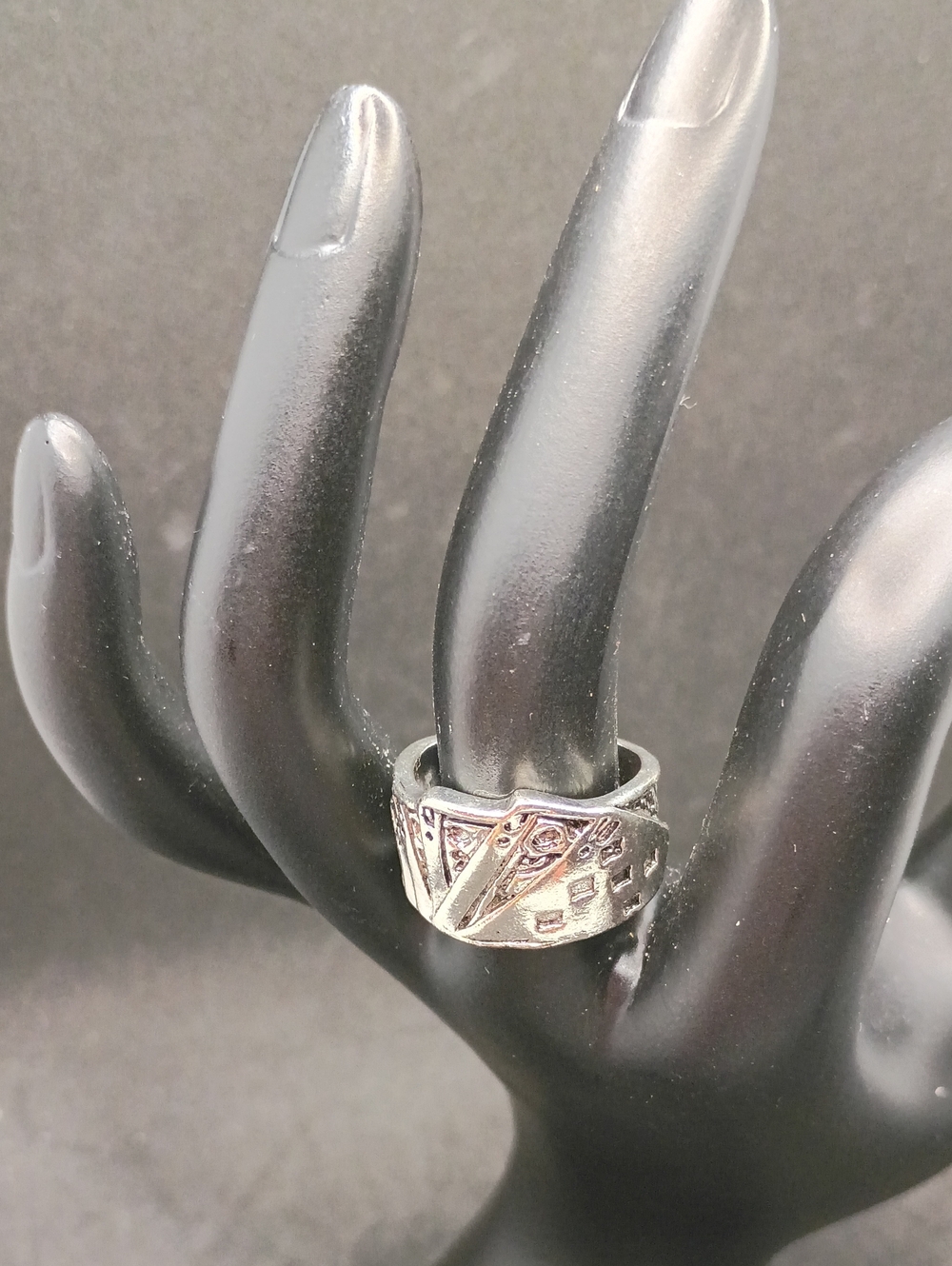 Size 7.5 Silver Tone Playing Card Ring